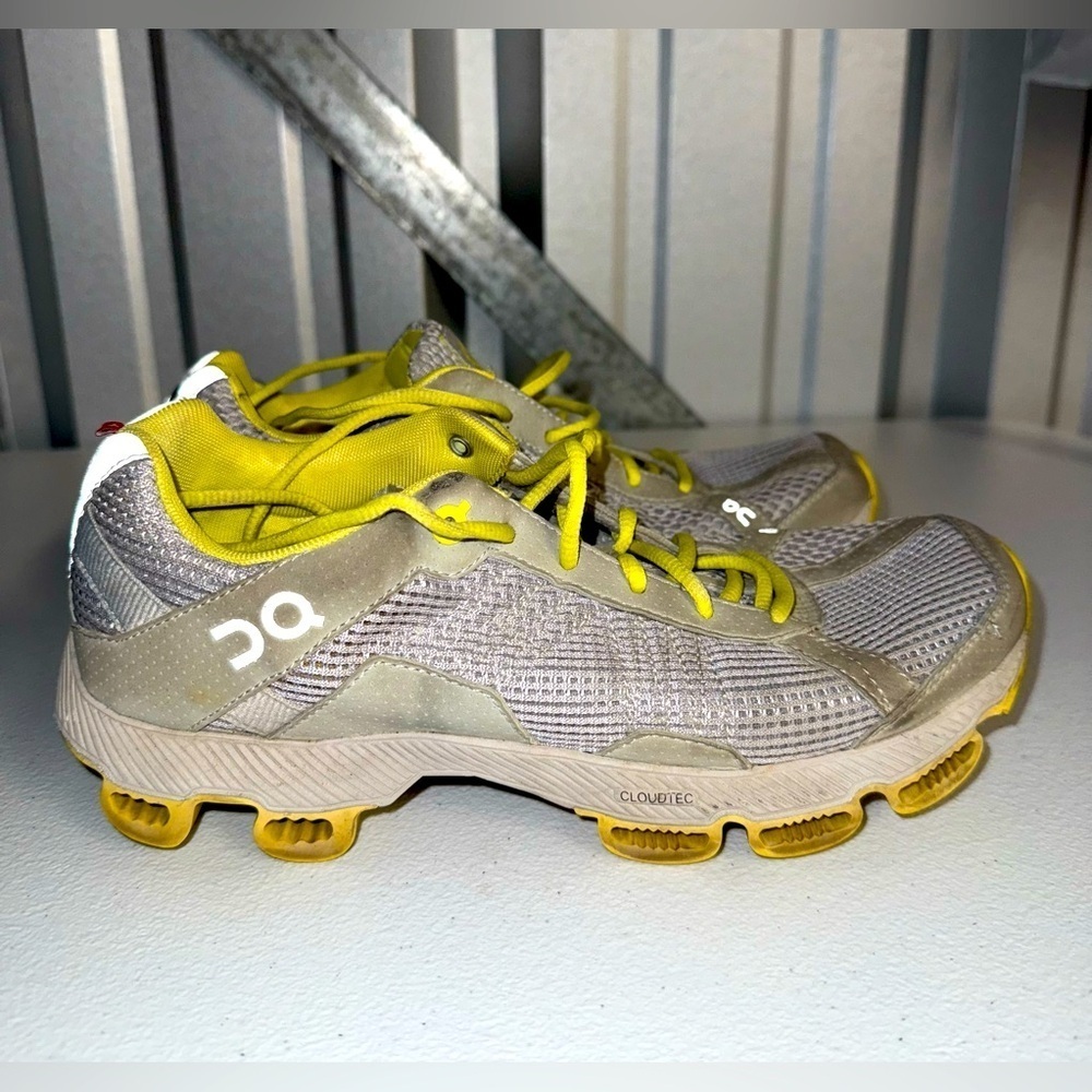 On CloudTec women's running shoes in a grey and yellow size W8